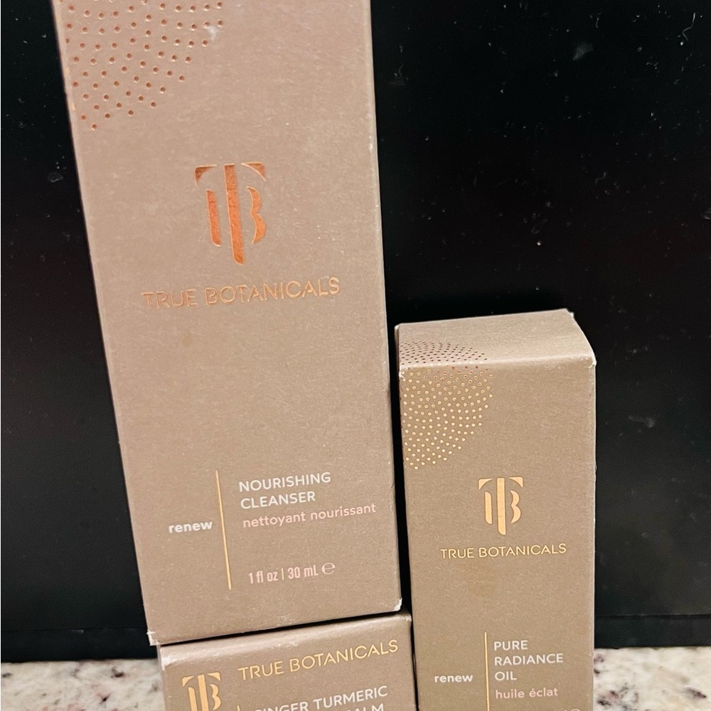 True Botanicals Renew Nourishing Cleanser - Tan